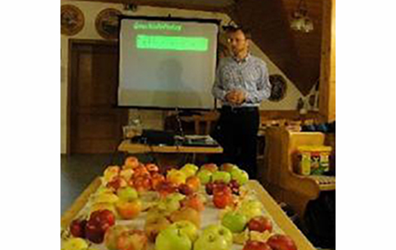 Rund um den Apfel mit Sorten unserer Gegend Bildungswerk-Vortrag in Zusammenarbeit mit dem OGV Harburg zum 100-jährigen Jubiläum