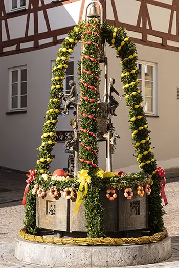 Harburger Brunnen österlich geschmückt