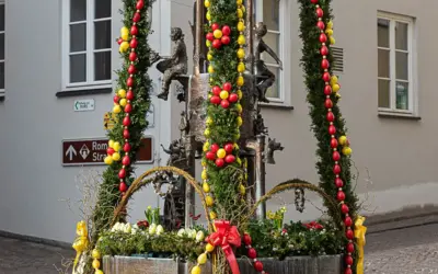 Österlich geschmückte Harburger Brunnen