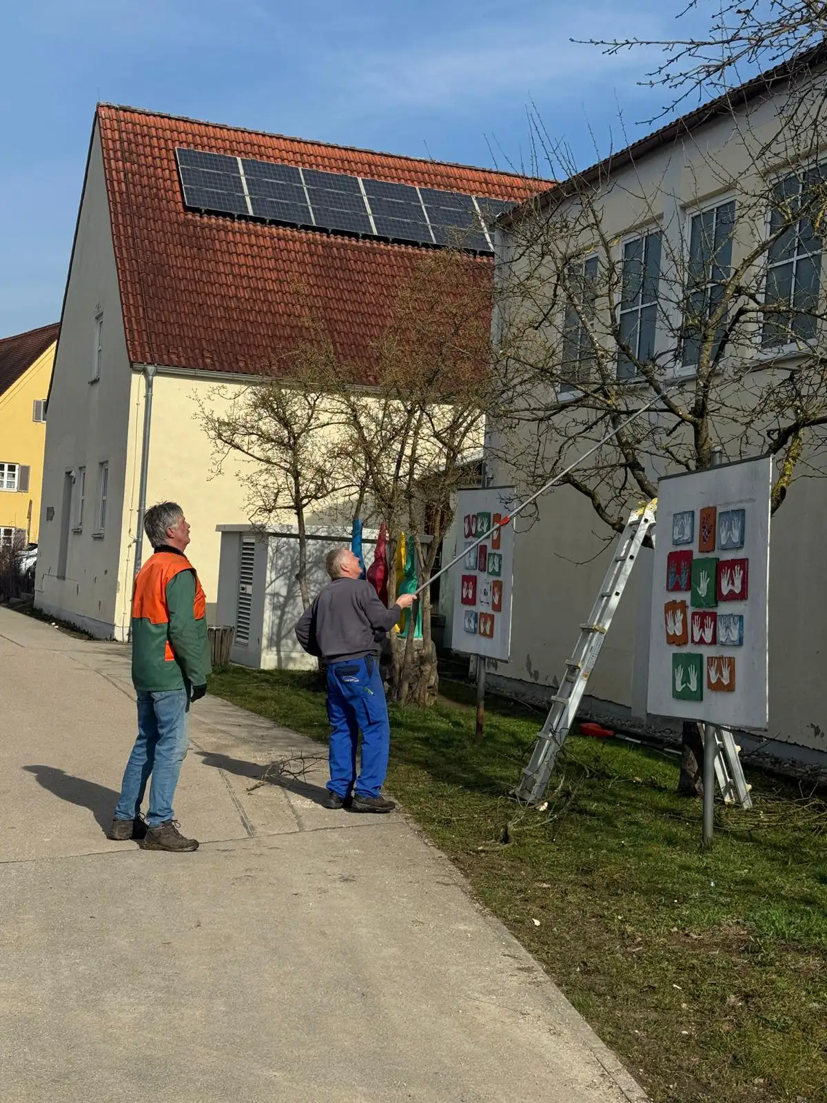 Obstbaumschnitt bei der Schule